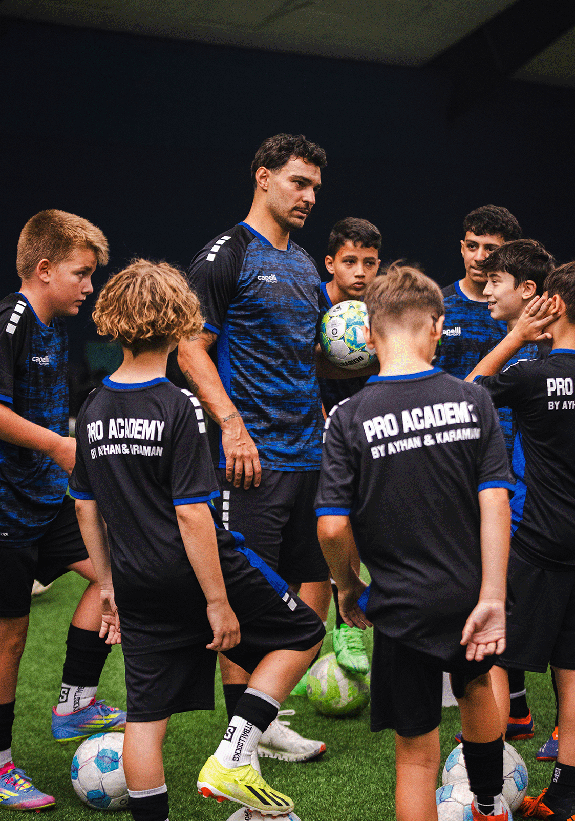 Kaan Ayhan mit Spielern